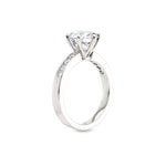 Diamantring kanalinnfatning i hvitt gull med 2,35 ct med lab-diamant, vist stående fra siden, designet av Hartwell.
