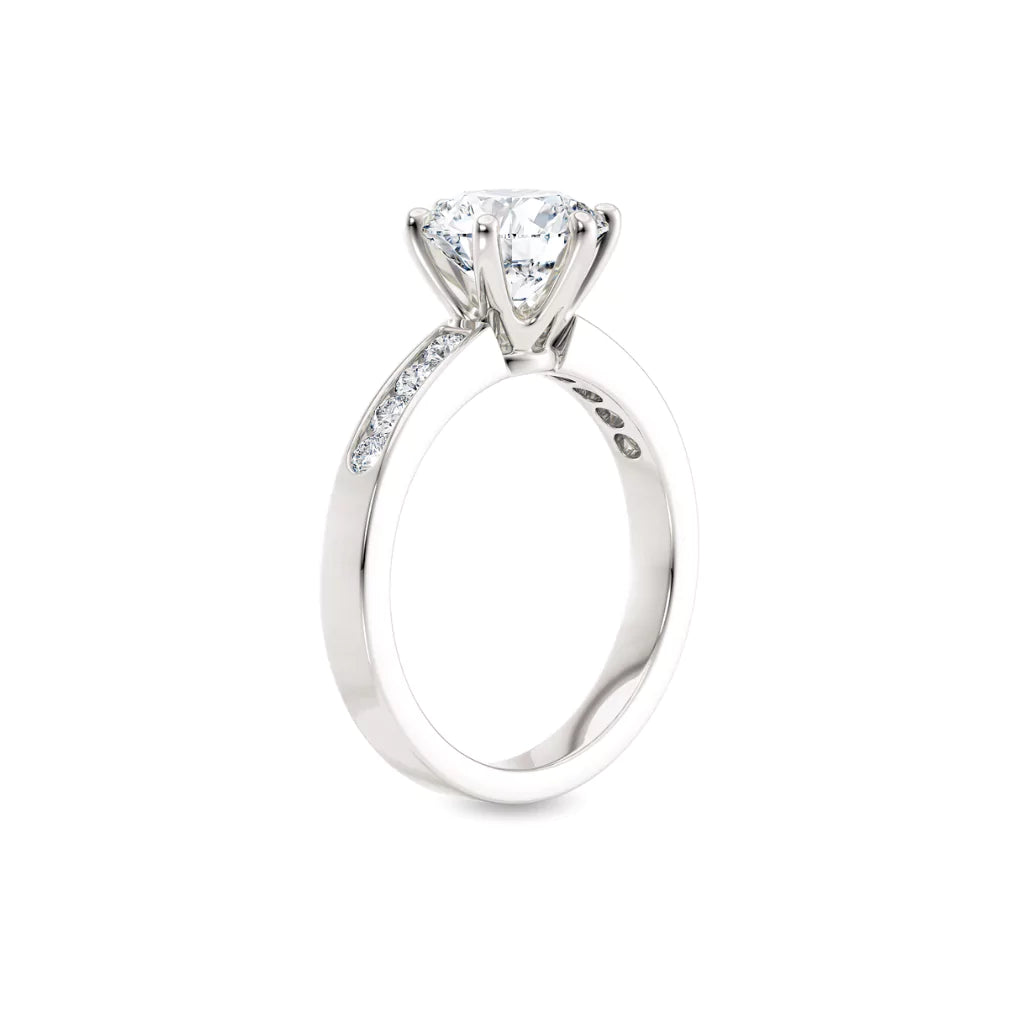 Diamantring kanalinnfatning i hvitt gull med 2,35 ct med lab-diamant, vist stående fra siden, designet av Hartwell.

