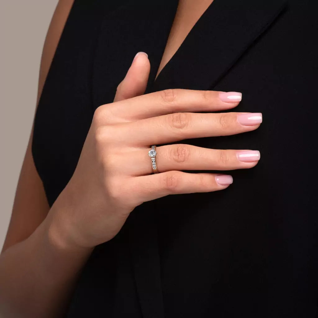 Diamantring kanalinnfatning i roségull med 0,74 ct med lab-diamant, vist på fingeren til en modell, designet av Hartwell.