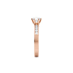 Diamantring kanalinnfatning i roségull med 0,74 ct med lab-diamant, fokus på ringskinnen sett rett forfra, designet av Hartwell
