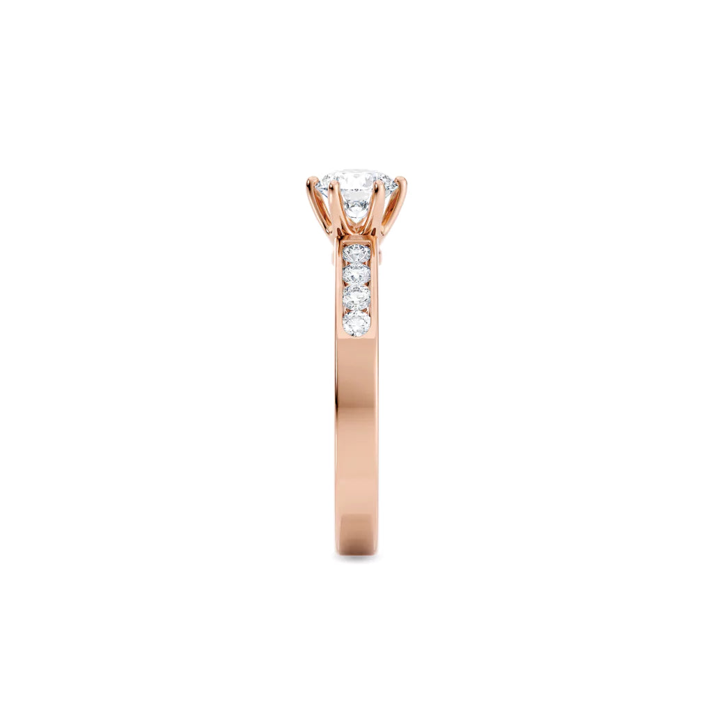 Diamantring kanalinnfatning i roségull med 0,74 ct med lab-diamant, fokus på ringskinnen sett rett forfra, designet av Hartwell