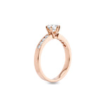 Diamantring kanalinnfatning i roségull med 0,74 ct med lab-diamant, vist stående fra siden, designet av Hartwell.