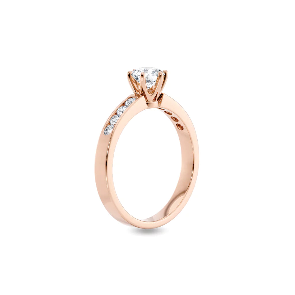 Diamantring kanalinnfatning i roségull med 0,74 ct med lab-diamant, vist stående fra siden, designet av Hartwell.