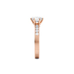 Diamantring kanalinnfatning i roségull med 1,29 ct med lab-diamant, fokus på ringskinnen sett rett forfra, designet av Hartwell.
