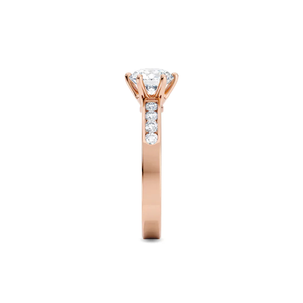 Diamantring kanalinnfatning i roségull med 1,29 ct med lab-diamant, fokus på ringskinnen sett rett forfra, designet av Hartwell.

