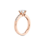 Diamantring kanalinnfatning i roségull med 1,29 ct med lab-diamant, vist stående fra siden, designet av Hartwell.