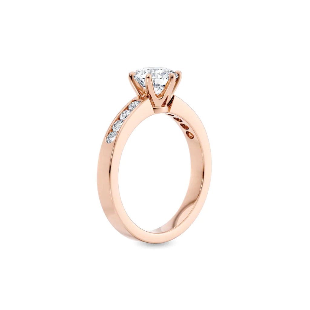 Diamantring kanalinnfatning i roségull med 1,29 ct med lab-diamant, vist stående fra siden, designet av Hartwell.