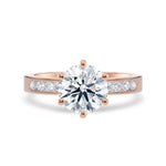 Diamantring kanalinnfatning i roségull med 2,35 ct med lab-diamant, vist liggende forfra, designet av Hartwell.
