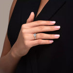 Diamantring kanalinnfatning i roségull med 2,35 ct med lab-diamant, vist på fingeren til en modell, designet av Hartwell.