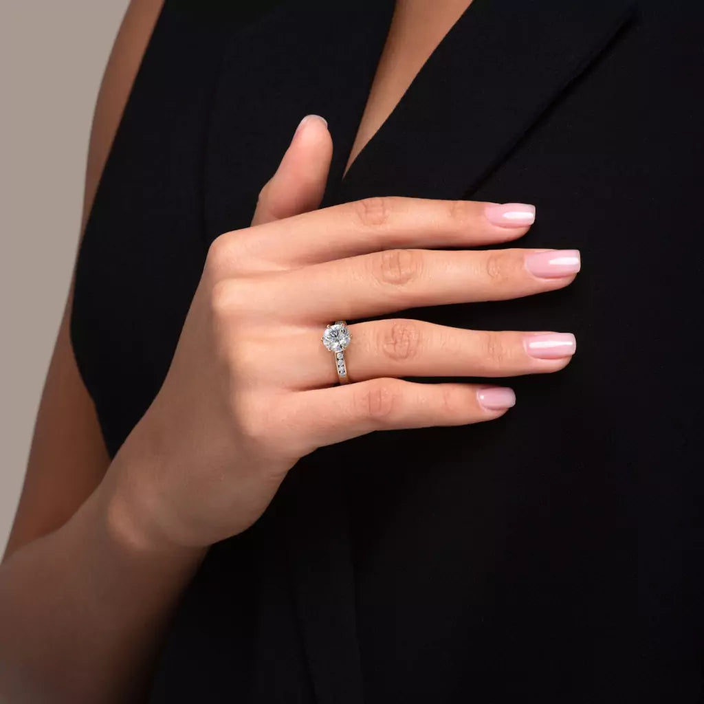 Diamantring kanalinnfatning i roségull med 2,35 ct med lab-diamant, vist på fingeren til en modell, designet av Hartwell.