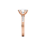 Diamantring kanalinnfatning i roségull med 2,35 ct med lab-diamant, fokus på ringskinnen sett rett forfra, designet av Hartwell.