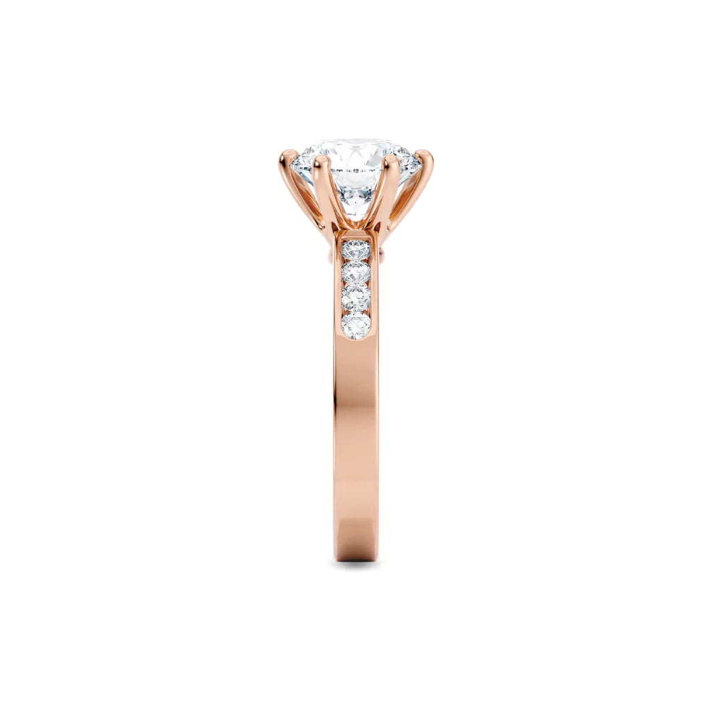 Diamantring kanalinnfatning i roségull med 2,35 ct med lab-diamant, fokus på ringskinnen sett rett forfra, designet av Hartwell.