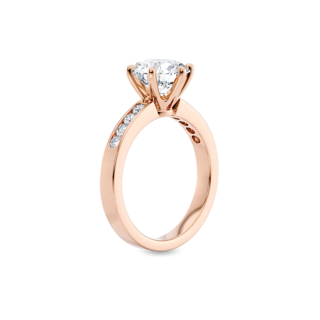 Diamantring kanalinnfatning i roségull med 2,35 ct med lab-diamant, vist stående fra siden, designet av Hartwell.