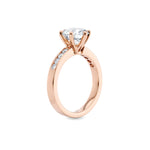 Diamantring kanalinnfatning i roségull med 2,35 ct med lab-diamant, vist stående fra siden, designet av Hartwell.