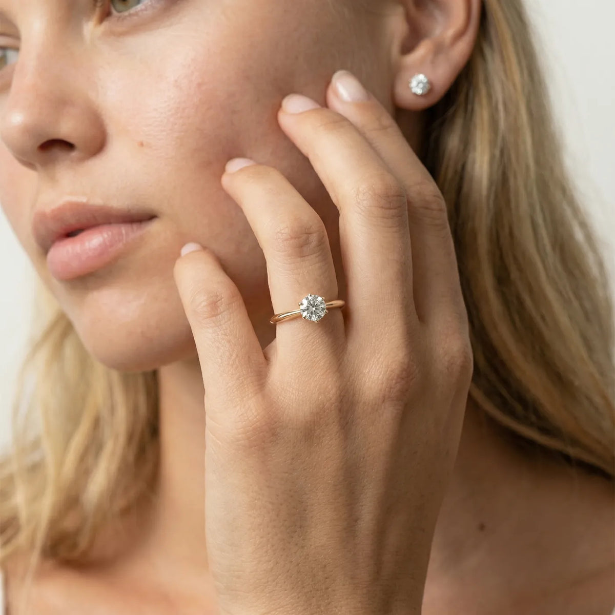 0,50 ct knife edge diamantring i  gult gull med lab diamant vist på modell i naturlig lys