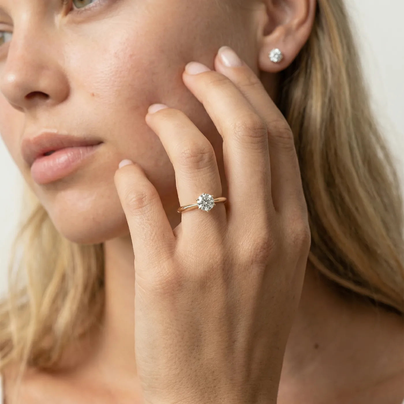 0,50 ct knife edge diamantring i  gult gull med lab diamant vist på modell i naturlig lys