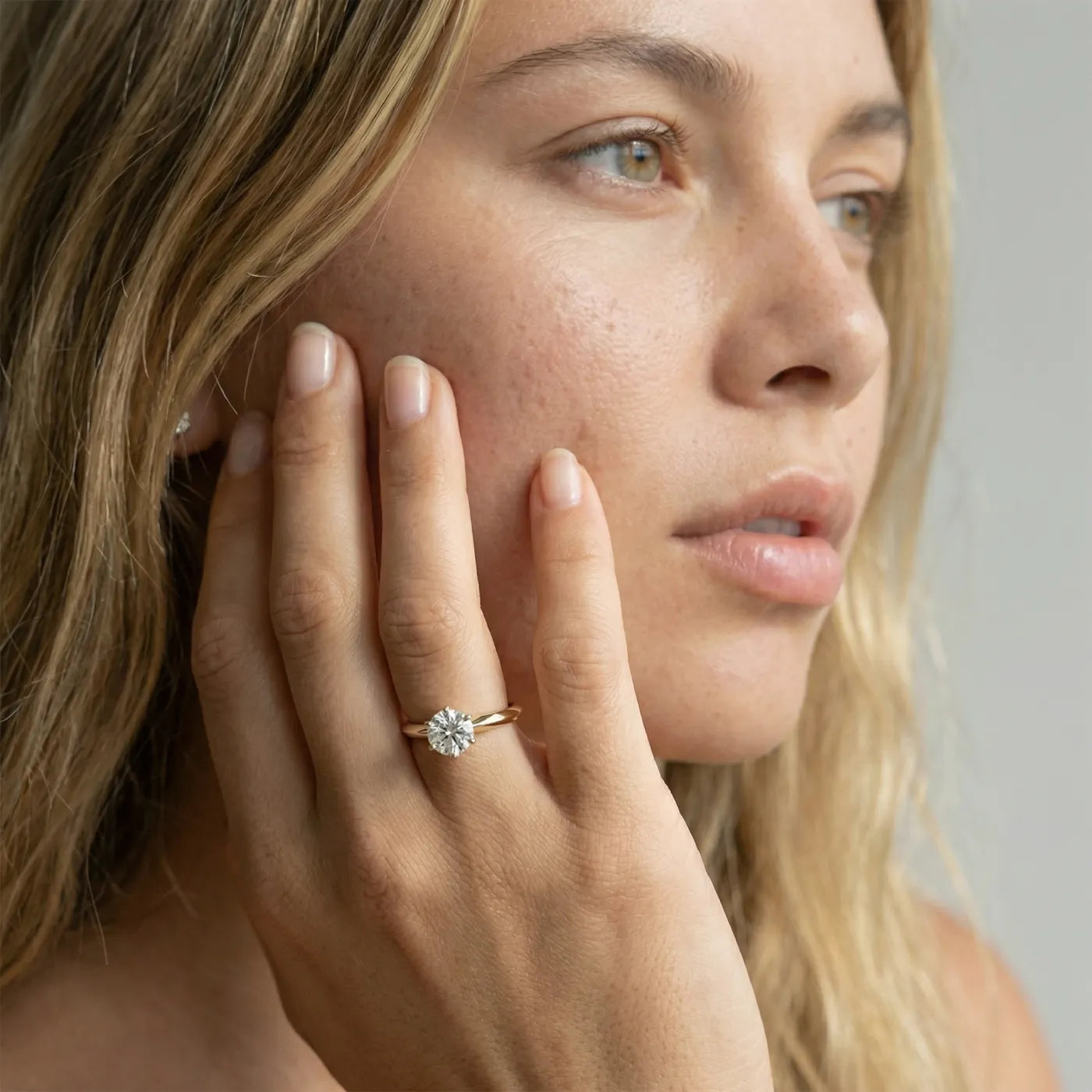 1 carat knife edge diamantring i gult gull med lab diamant vist på modell i naturlig lys.