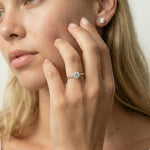 Knife edge  hvitt gull diamantring med 0,50 ct lab diamant – lifestyle-bilde på modell.