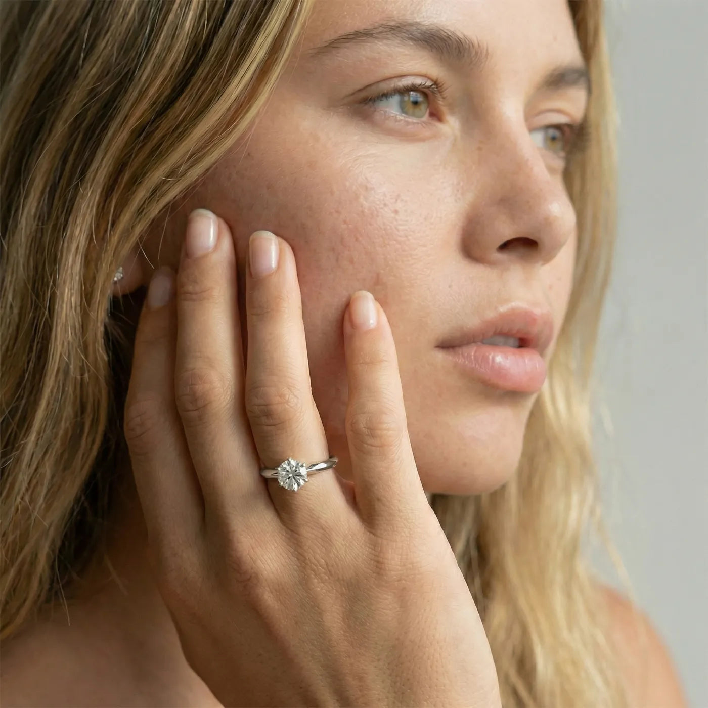 1 carat knife edge diamantring i hvitt gull med lab diamant vist på modell i naturlig lys.