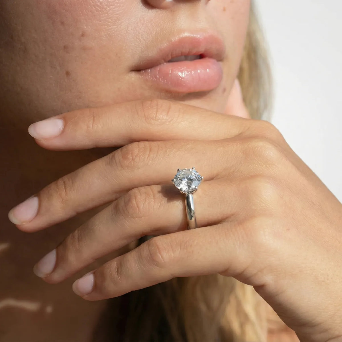 2 carat knife edge diamantring i hvitt gull med lab diamant vist på modell i naturlig lys.