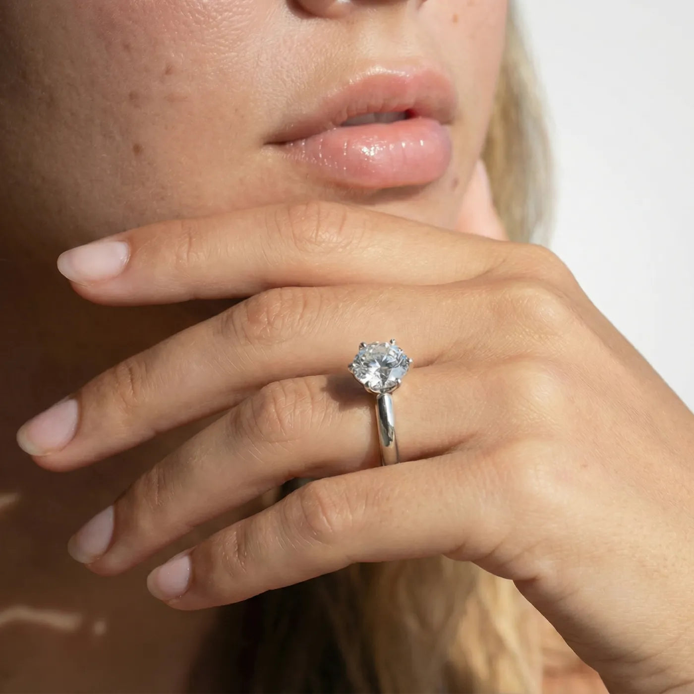 2 carat knife edge diamantring i hvitt gull med lab diamant vist på modell i naturlig lys.