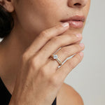 Diamantring med knife edge desing pave 0,90 carat diamanter i gult gull på modell i naturlig lys. 