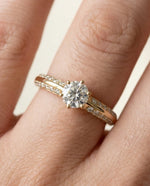 Diamantring knife edge pavé gult gull med 0,90 ct med lab-diamant, vist på fingeren til en modell, designet av Hartwell.