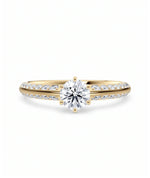 Diamantring knife edge pavé gult gull med 0,90 ct med lab-diamant, vist liggende forfra, designet av Hartwell.