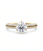Diamantring knife edge pavé gult gull med 1,40 ct med lab-diamant, vist liggende forfra, designet av Hartwell.