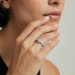 Diamantring med knife edge desing pave 0,90 carat diamanter i hvitt gull på modell i naturlig lys. 