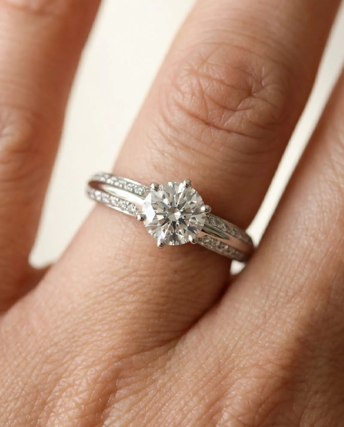 Diamantring knife edge pavé hvitt gull med 0,90 ct med lab-diamant, vist på fingeren til en modell, designet av Hartwell.