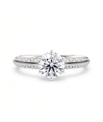 Diamantring knife edge pavé hvitt gull med 1,40 ct med lab-diamant, vist liggende forfra, designet av Hartwell.
