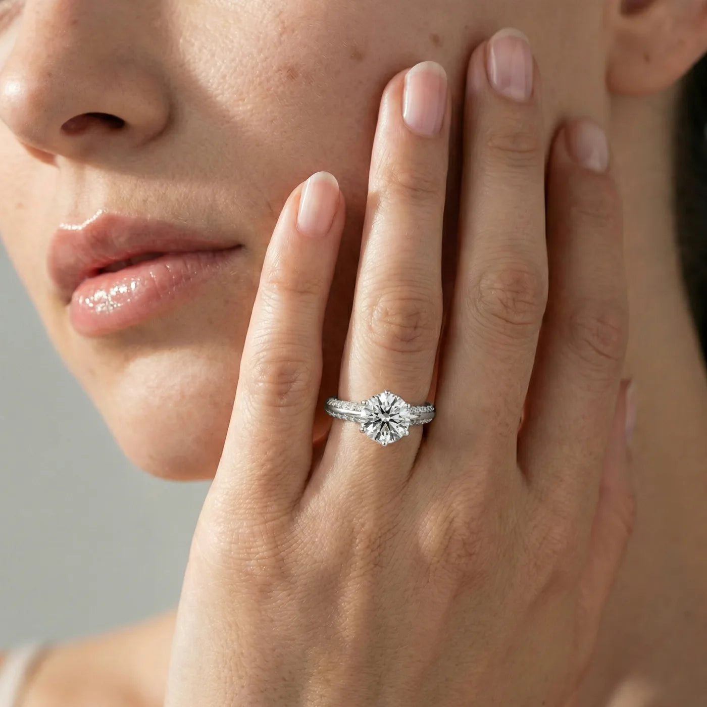 Diamantring med knife edge desing pave 2,50 carat diamanter i hvitt gull på modell i naturlig lys. 