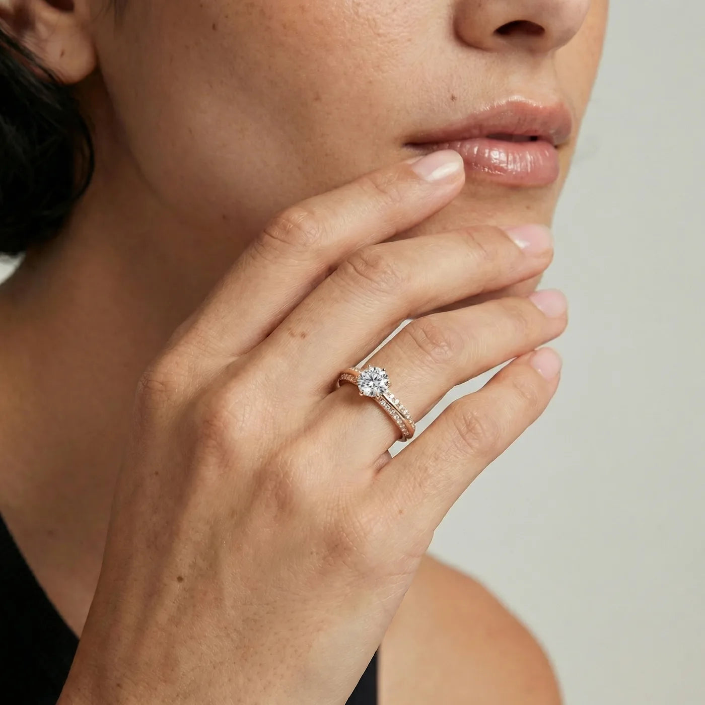 Diamantring med knife edge desing pave 0,90 carat diamanter i rosegull på modell i naturlig lys. 