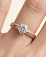 Diamantring knife edge pavé roségull med 0,90 ct med lab-diamant, vist på fingeren til en modell, designet av Hartwell.