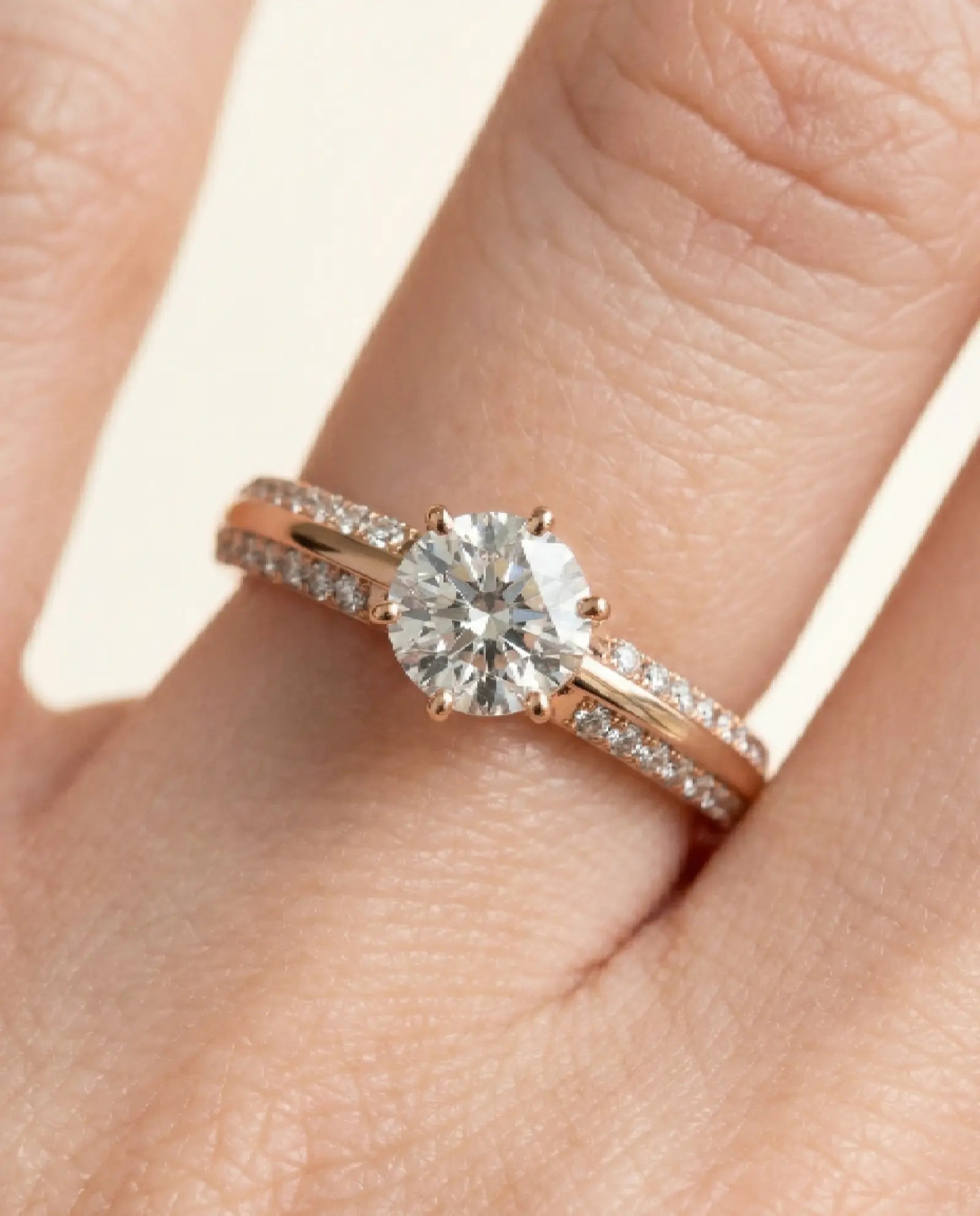 Diamantring knife edge pavé roségull med 0,90 ct med lab-diamant, vist på fingeren til en modell, designet av Hartwell.