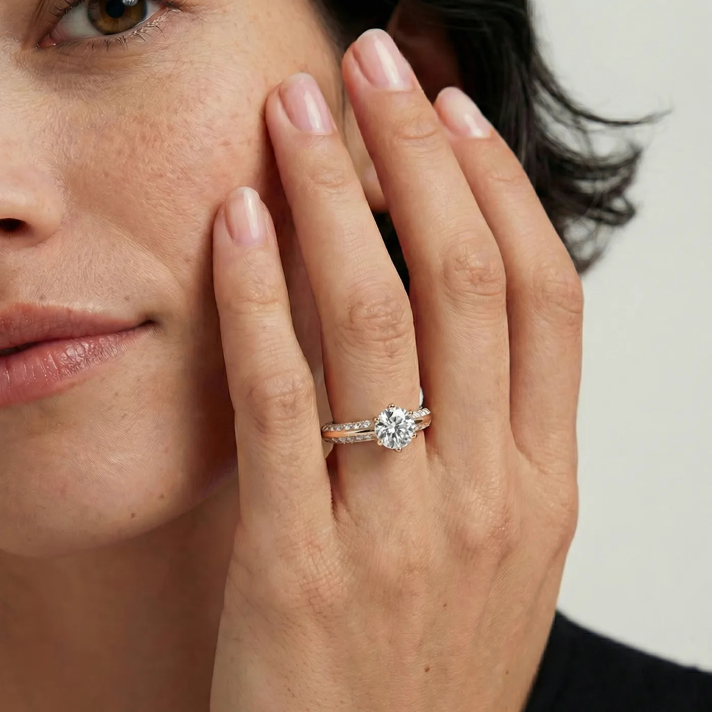 Diamantring med knife edge desing pave 1,40 carat diamanter i rosegull på modell i naturlig lys. 