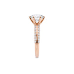 Diamantring knife edge pavé roségull 2,5 ct lab diamantt, fokus på ringskinnen sett rett forfra, designet av Hartwell.
