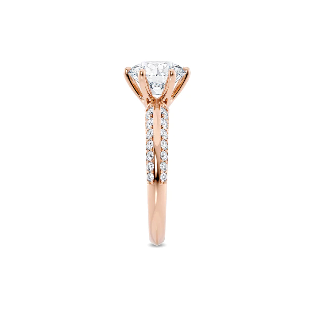 Diamantring knife edge pavé roségull 2,5 ct lab diamantt, fokus på ringskinnen sett rett forfra, designet av Hartwell.