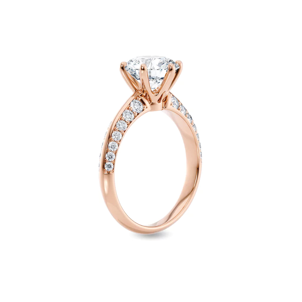 Diamantring knife edge pavé roségull 2,5 ct lab diamantt, vist stående fra siden, designet av Hartwell.