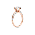 Diamantring knife edge pavé roségull 2,5 ct lab diamantt, vist stående fra siden, designet av Hartwell.