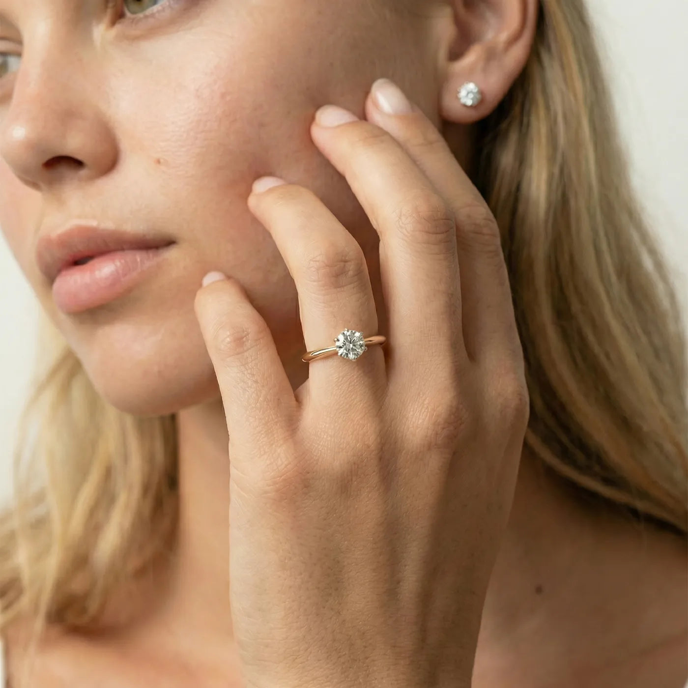 Knife edge rosegull diamantring med 0,50 ct lab diamant – lifestyle-bilde på modell.