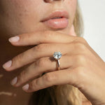 2 carat knife edge diamantring i rosegull med lab diamant vist på modell i naturlig lys.