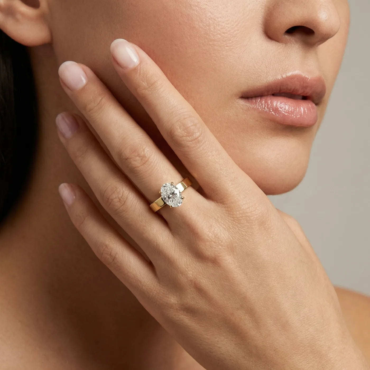 Diamantring med oval lab diamant 2,00 ct i gult gull med 3 mm cigar band på hånd – Hartwell