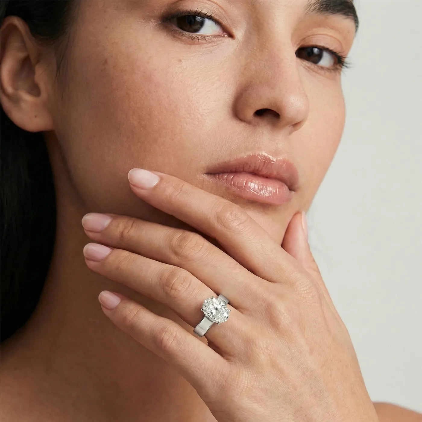 Diamantring med oval lab diamant 2,00 ct i hvitt gull med 4 mm cigar band på hånd – Hartwell