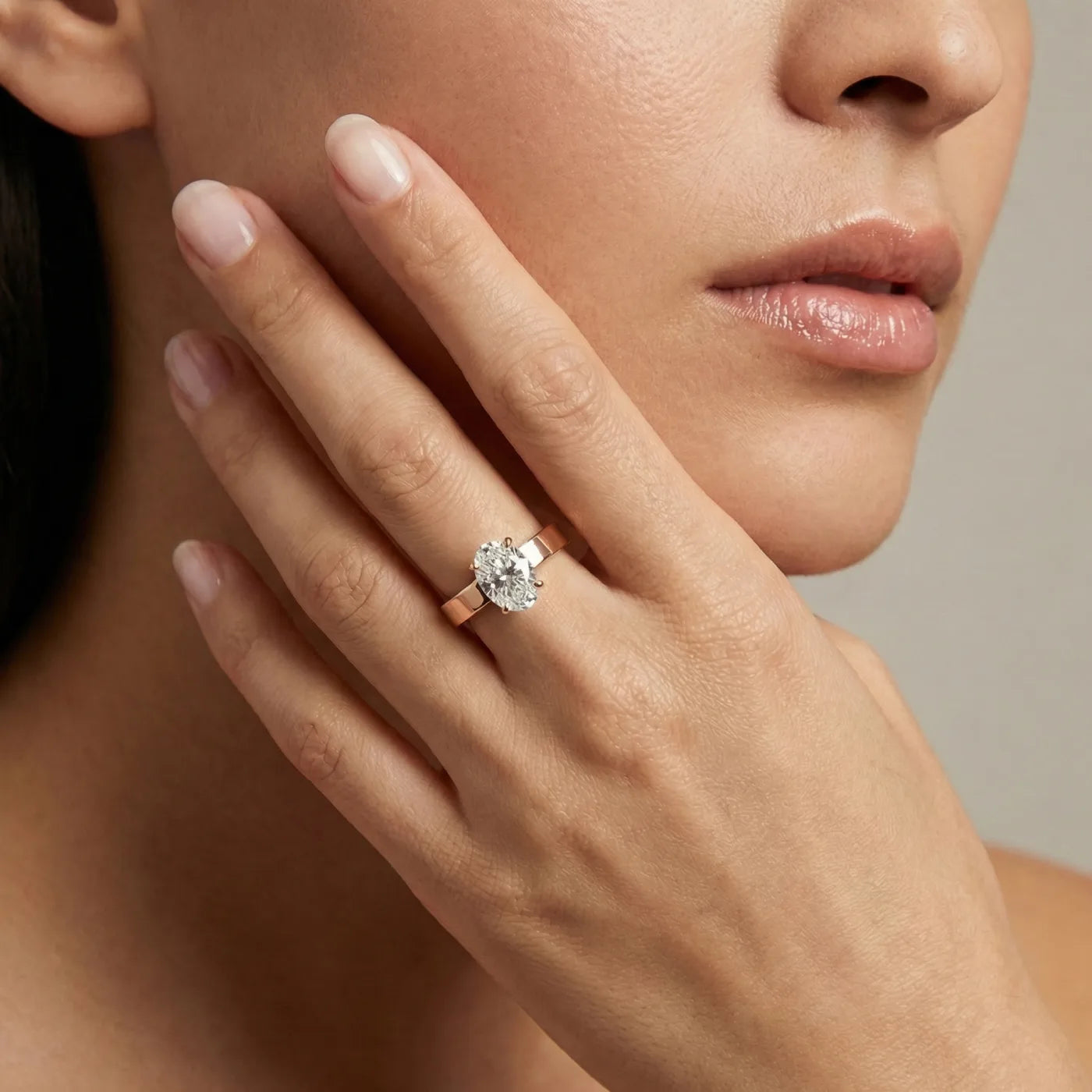 Diamantring med oval lab diamant 2,00 ct i rosegull med 3 mm cigar band på hånd – Hartwell