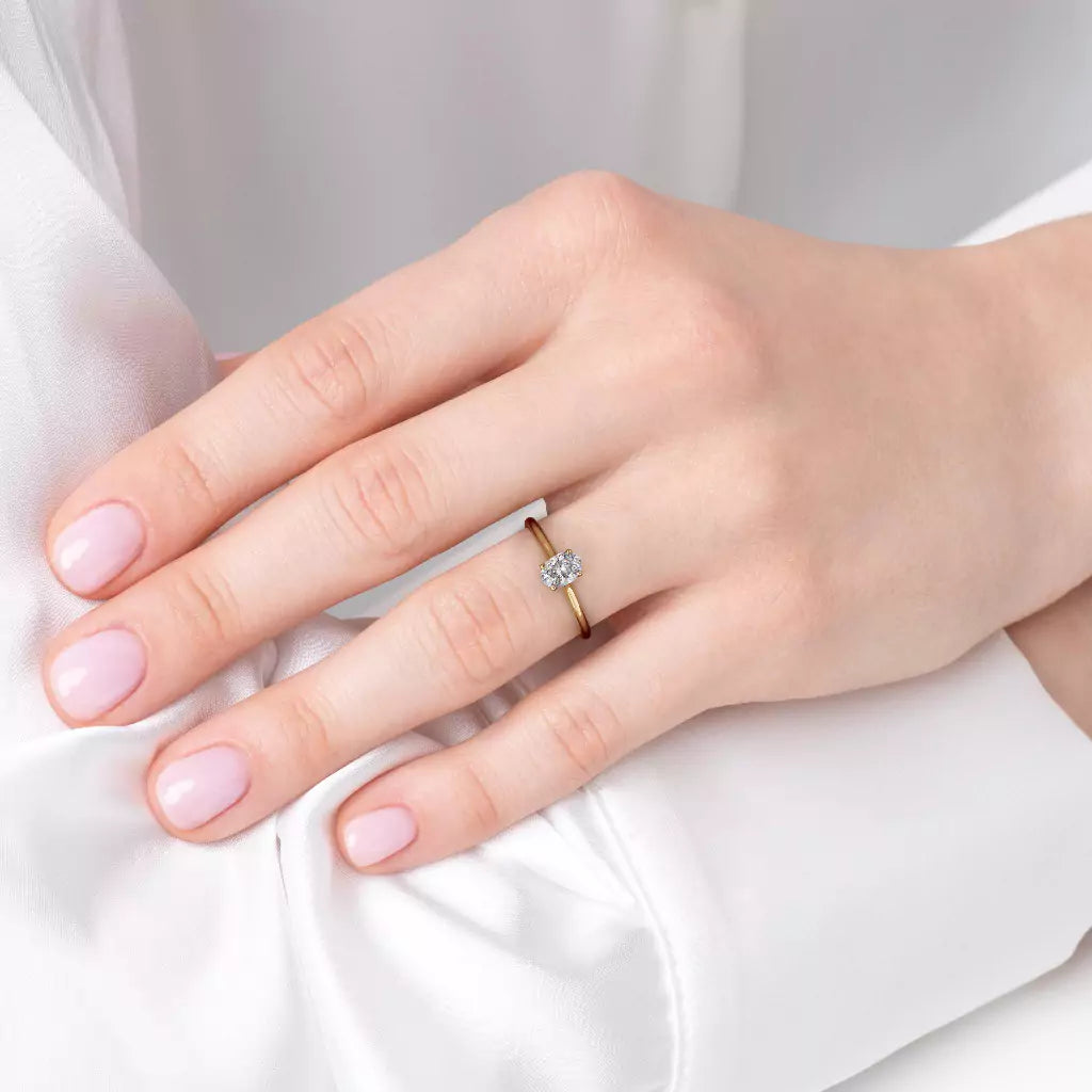Diamantring oval gult gull 0,50 ct lab diamant, vist på fingeren til en modell, designet av Hartwell.
