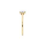 Diamantring oval gult gull 0,50 ct lab diamant, fokus på ringskinnen sett rett forfra, designet av Hartwell.