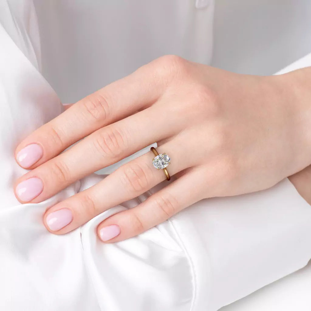 Diamantring oval gult gull 1 ct lab diamant, vist på fingeren til en modell, designet av Hartwell.