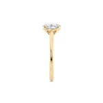 Diamantring oval gult gull 1 ct lab diamant, fokus på ringskinnen sett rett forfra, designet av Hartwell.